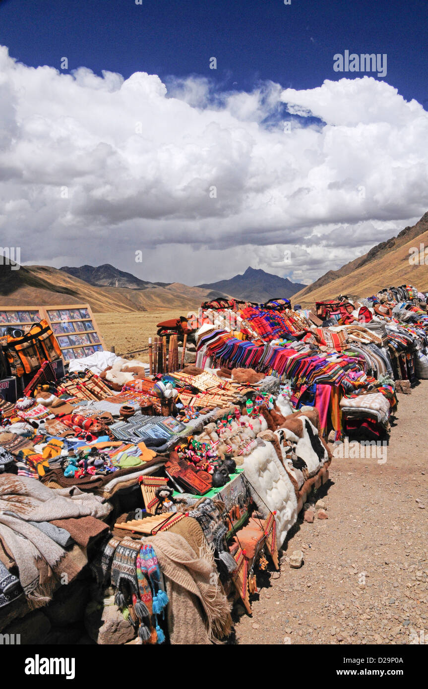 Mostrar productos de lana a La Raya, Perú Foto de stock