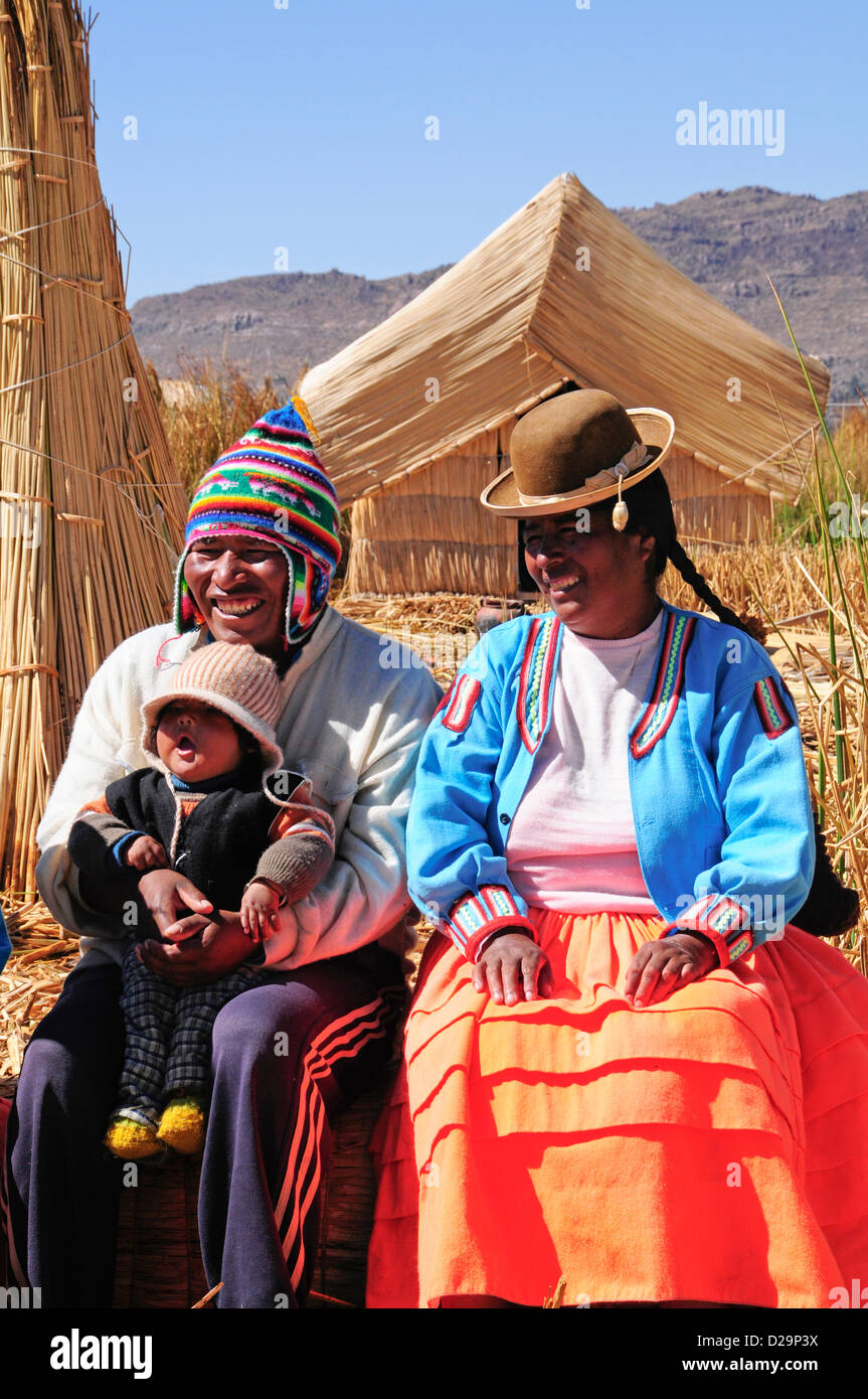 Los aldeanos en la isla flotante, el Lago Titicaca, Perú Foto de stock