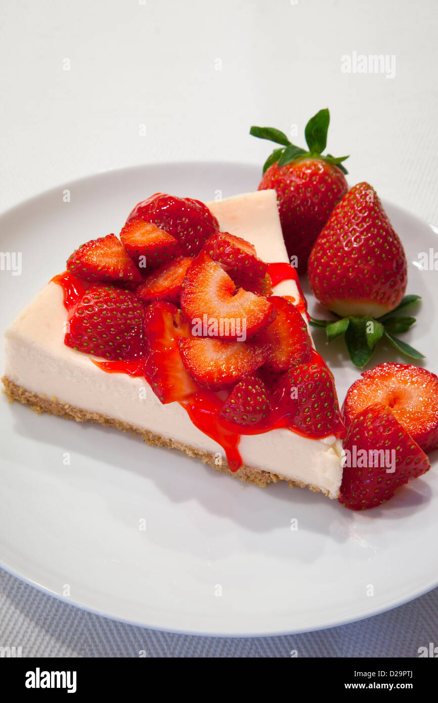 Strawberry Cheesecake rematado en una placa redonda Foto de stock