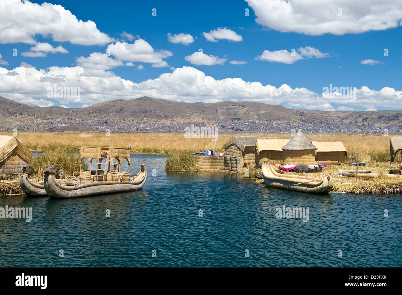 Barcos de juncos en la isla flotante, el Lago Titicaca. Perú Foto de stock
