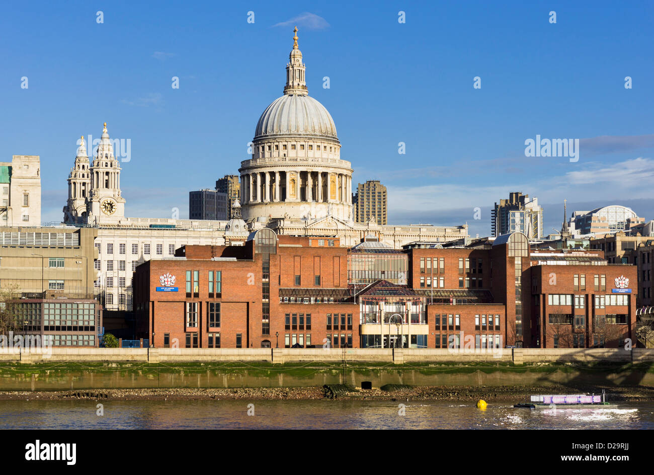 Edificio escolar de la ciudad de Londres y la Catedral de St Paul detrás, Londres, Reino Unido. Foto de stock