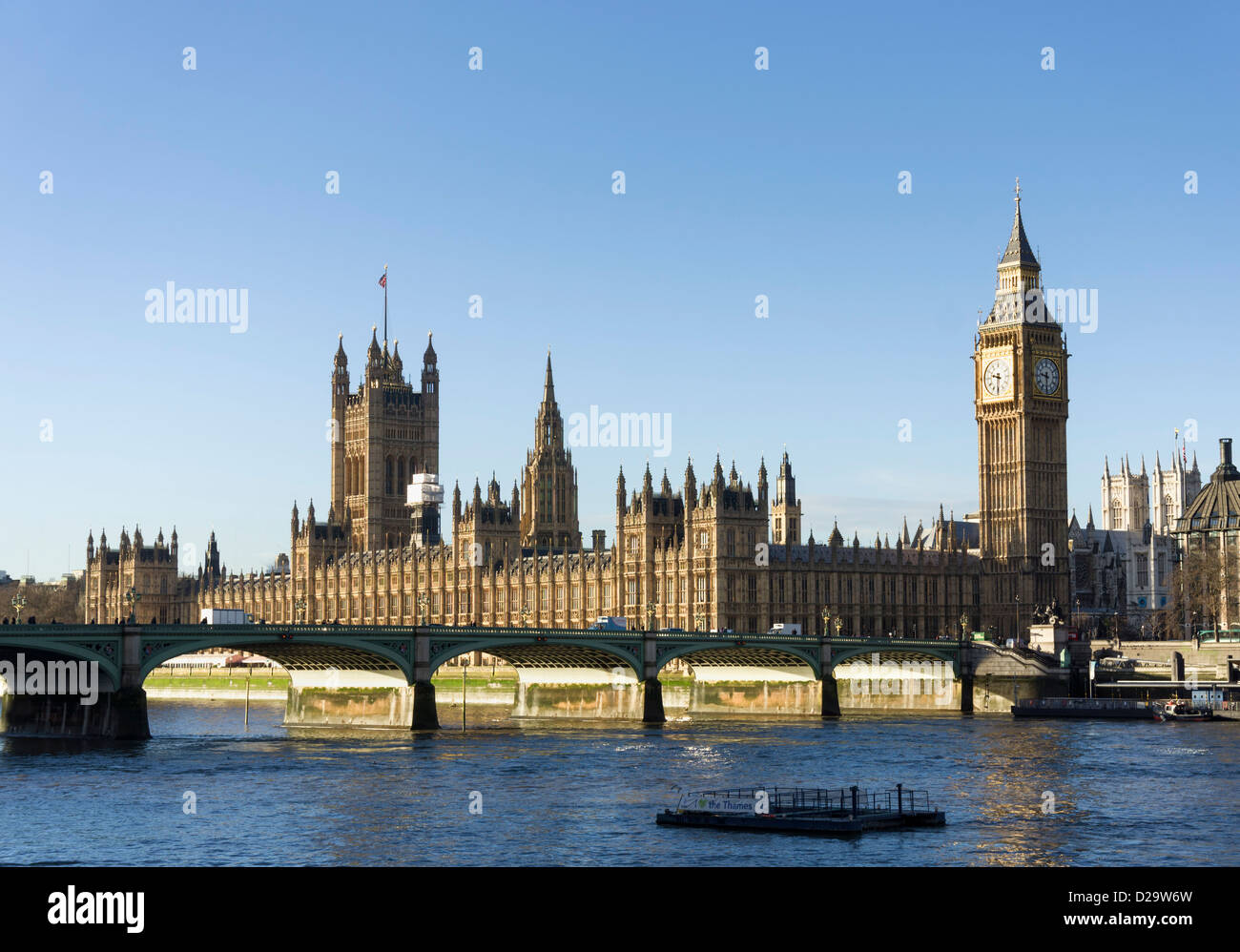 Las casas del parlamento y el Big Ben, Londres, Inglaterra, Reino Unido - visto desde la orilla sur del río Támesis Foto de stock