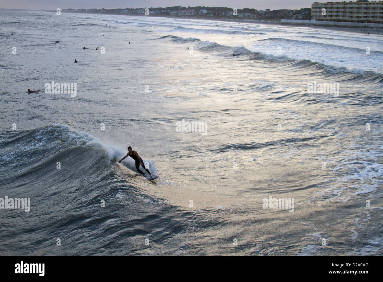 Surfer montando una onda del huracán sandy en Folly Beach, Carolina del Sur Foto de stock