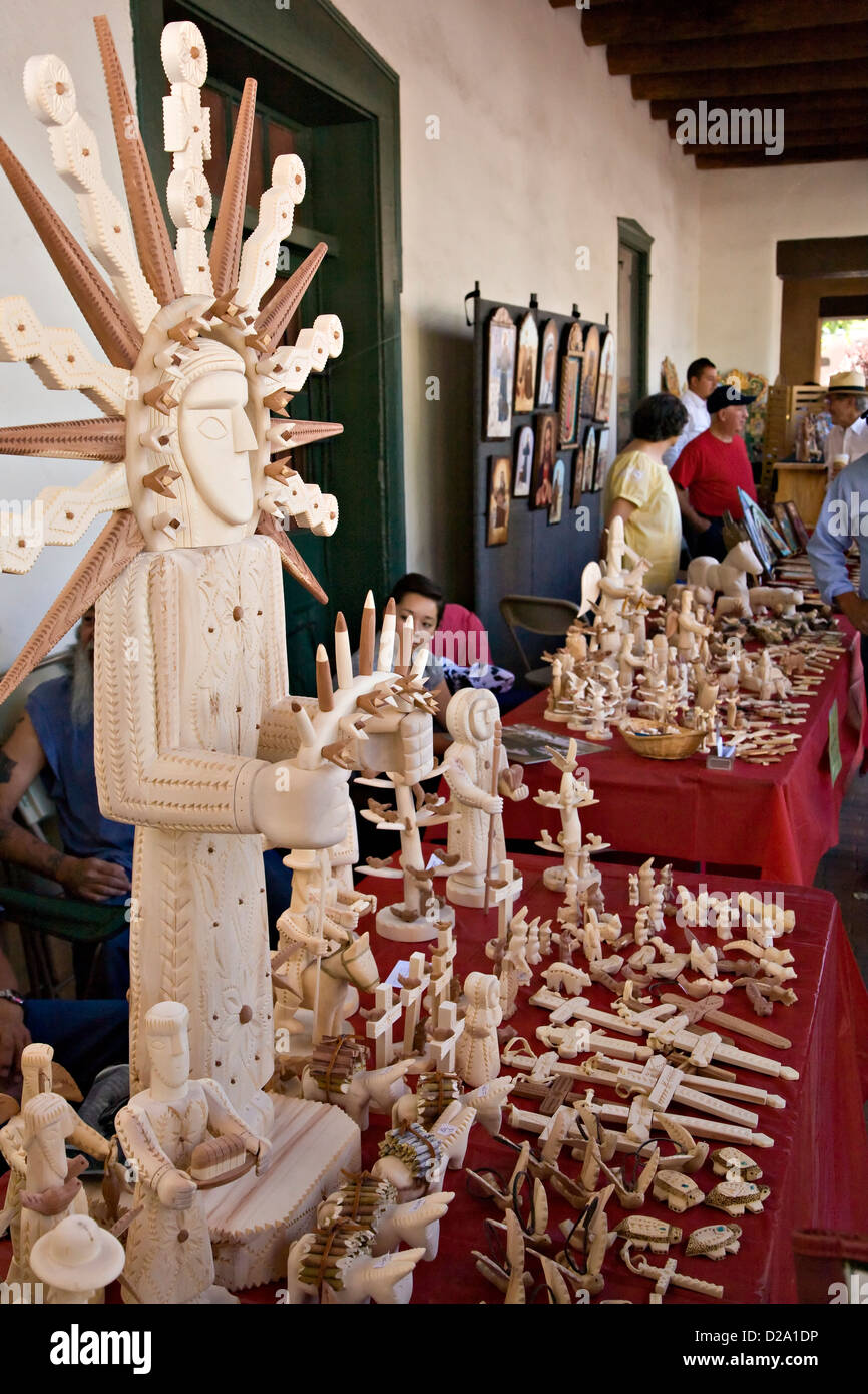 Las tallas de madera de la artista Gloria López Córdova en exhibición en el mercado español de Santa Fe Foto de stock