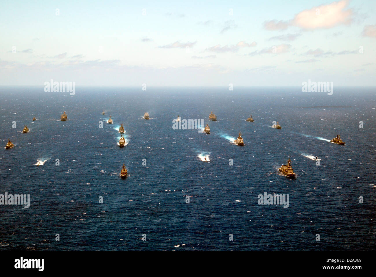 Hawaii: Los buques de guerra de varias naciones de fuerzas navales de EE.UU. Otros siete países europeos Pacific Rim están participando en operaciones militares Foto de stock