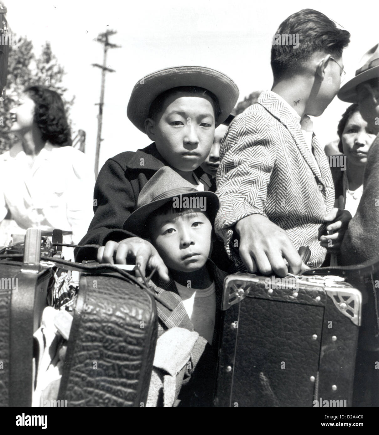 Turlock California estos jóvenes evacuados ascendencia japonesa están esperando su turno para la inspección de equipajes esta Asamblea Center Foto de stock
