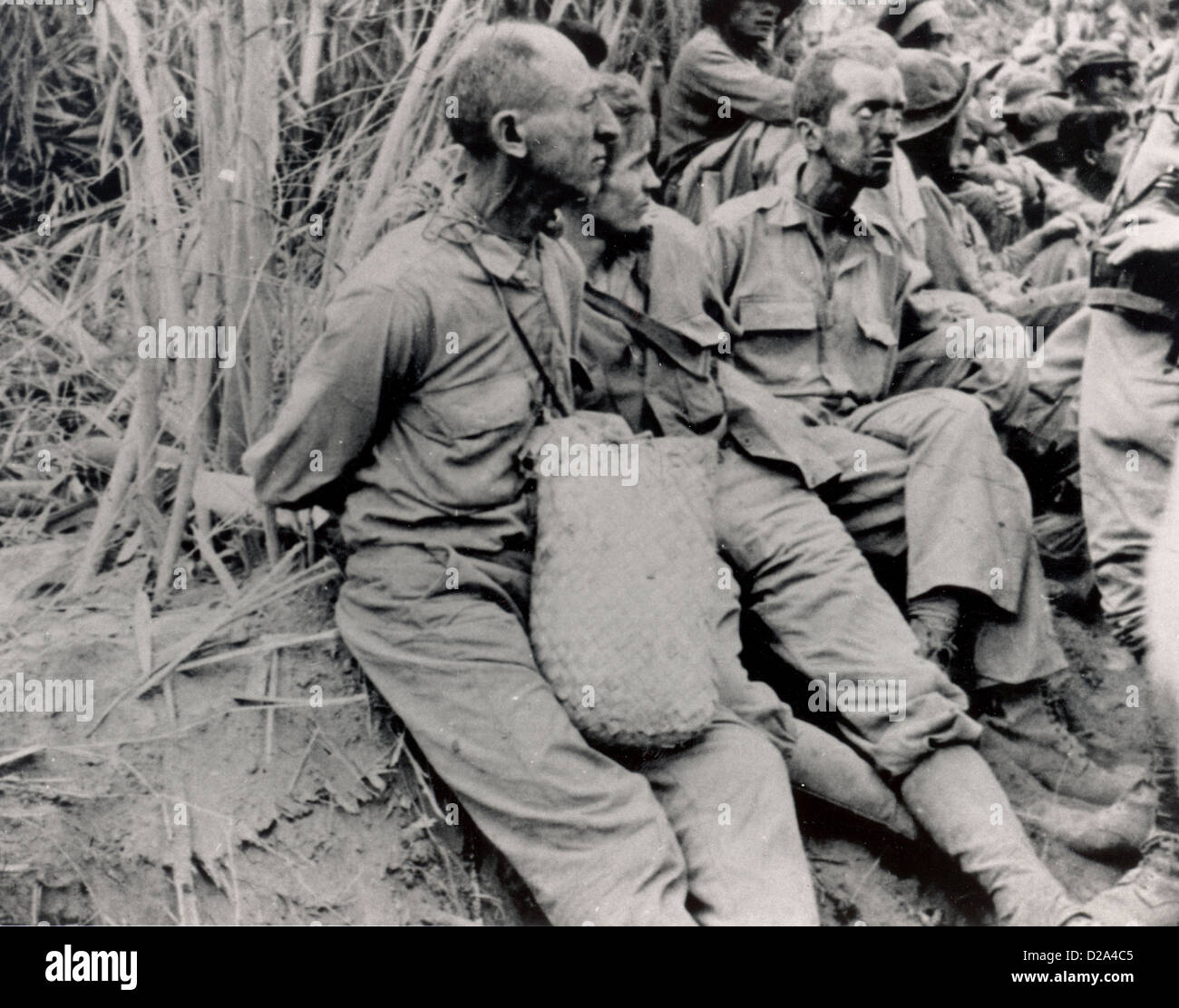 Bataan alrededor de mayo de 1942 Marzo de la Muerte de Bataán campamento penitenciario Cabanatuan a lo largo de marzo de estos prisioneros fueron fotografiados tienen su Foto de stock