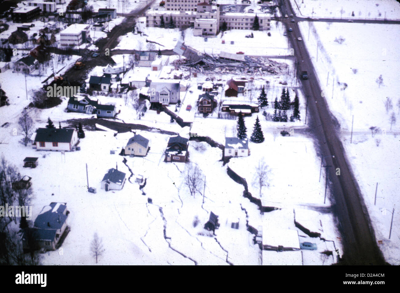 Terremoto de Alaska el 27 de marzo de 1964, el hundimiento de la canaleta (o Graben) formó la cabeza L Street derrumbe en Anchorage durante el terremoto Foto de stock