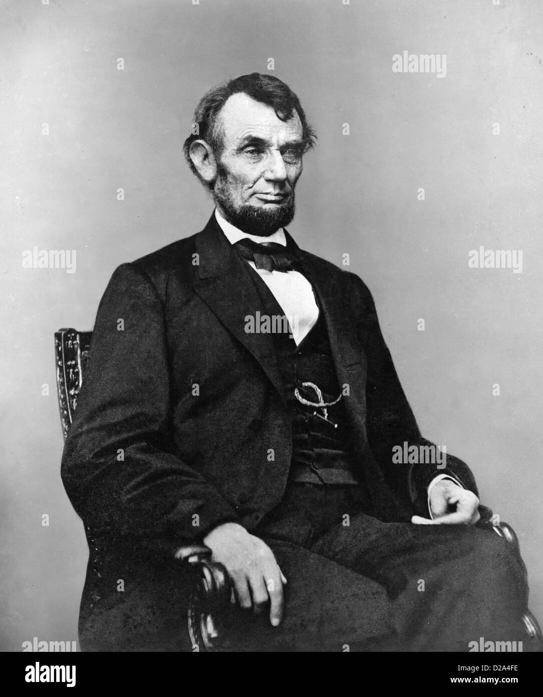 Abraham Lincoln, Three-Quarter longitud vertical, sentado, mirando hacia la derecha; el cabello Parted en Lincoln's del lado derecho. El 09 de febrero de 1864 Foto de stock
