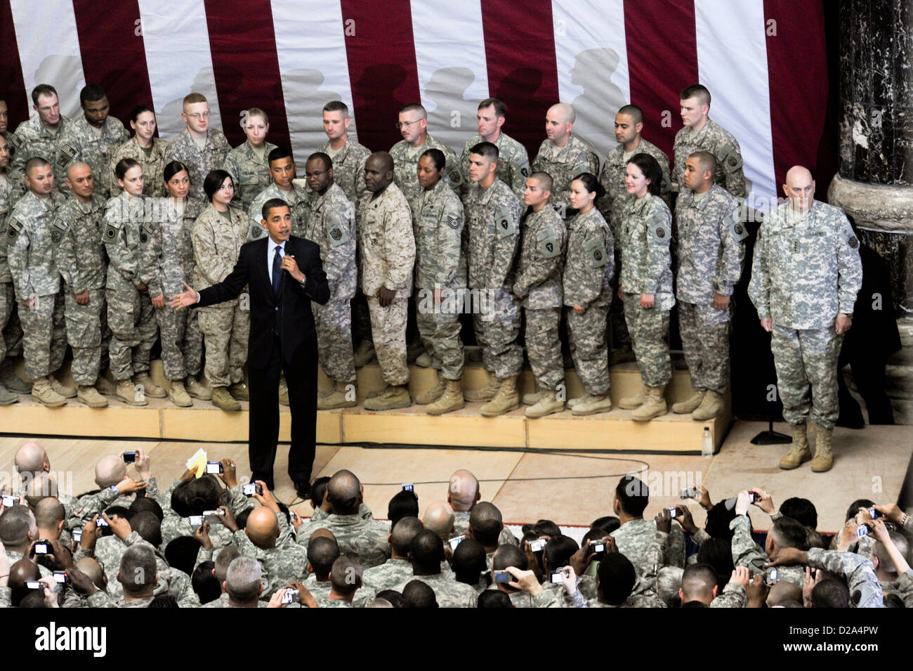 El presidente estadounidense Barack Obama habla U.S marineros soldados aviadores civiles Marines asignado Cuerpo Multinacional - Iraq Faw Palace Foto de stock