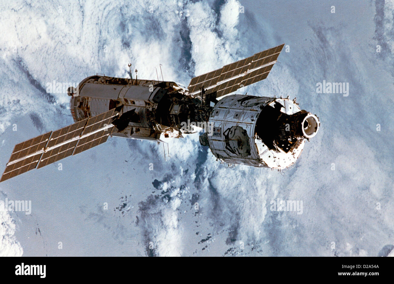 Unidad Zarya conectado módulos conforman la Estación Espacial Internacional montados en el espacio de la tripulación del Transbordador Espacial Endeavour Foto de stock