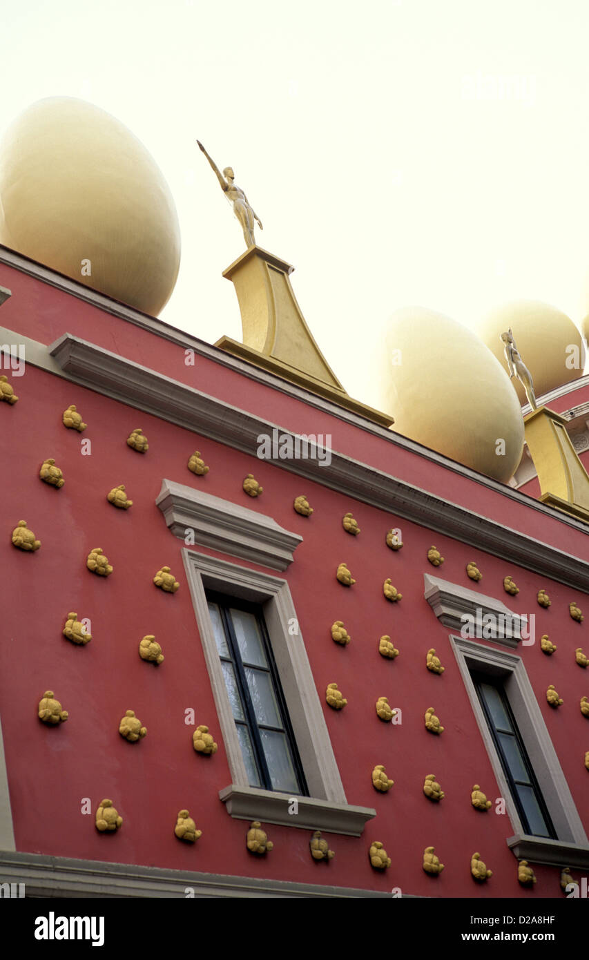España, Figueras. Salvador Dali Museum, ornamentación exterior. Foto de stock