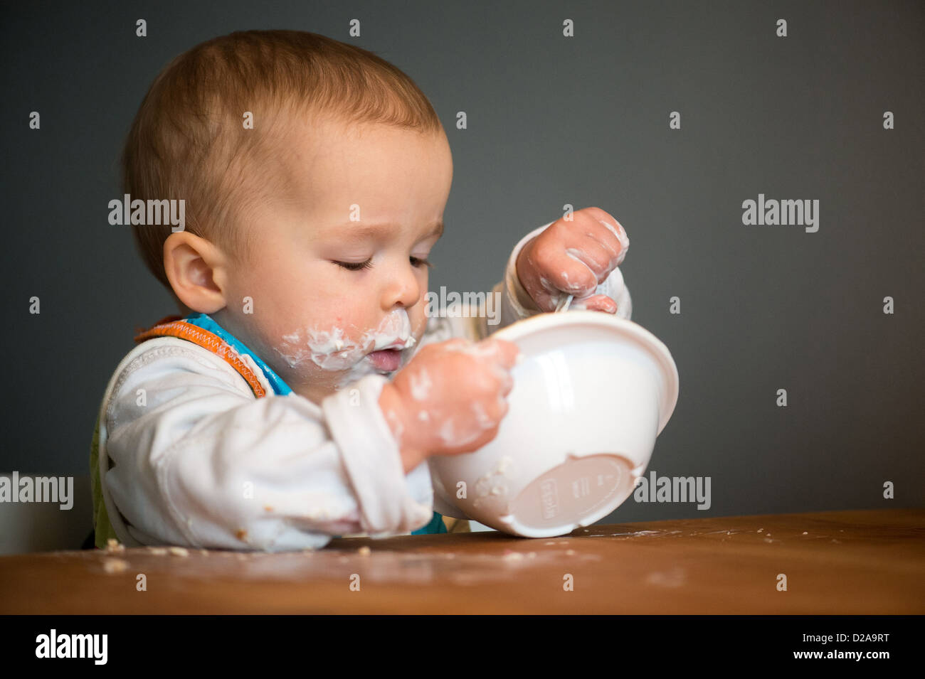 Berlín, Alemania, un niño con Schnute come yogur con una cuchara Foto de stock
