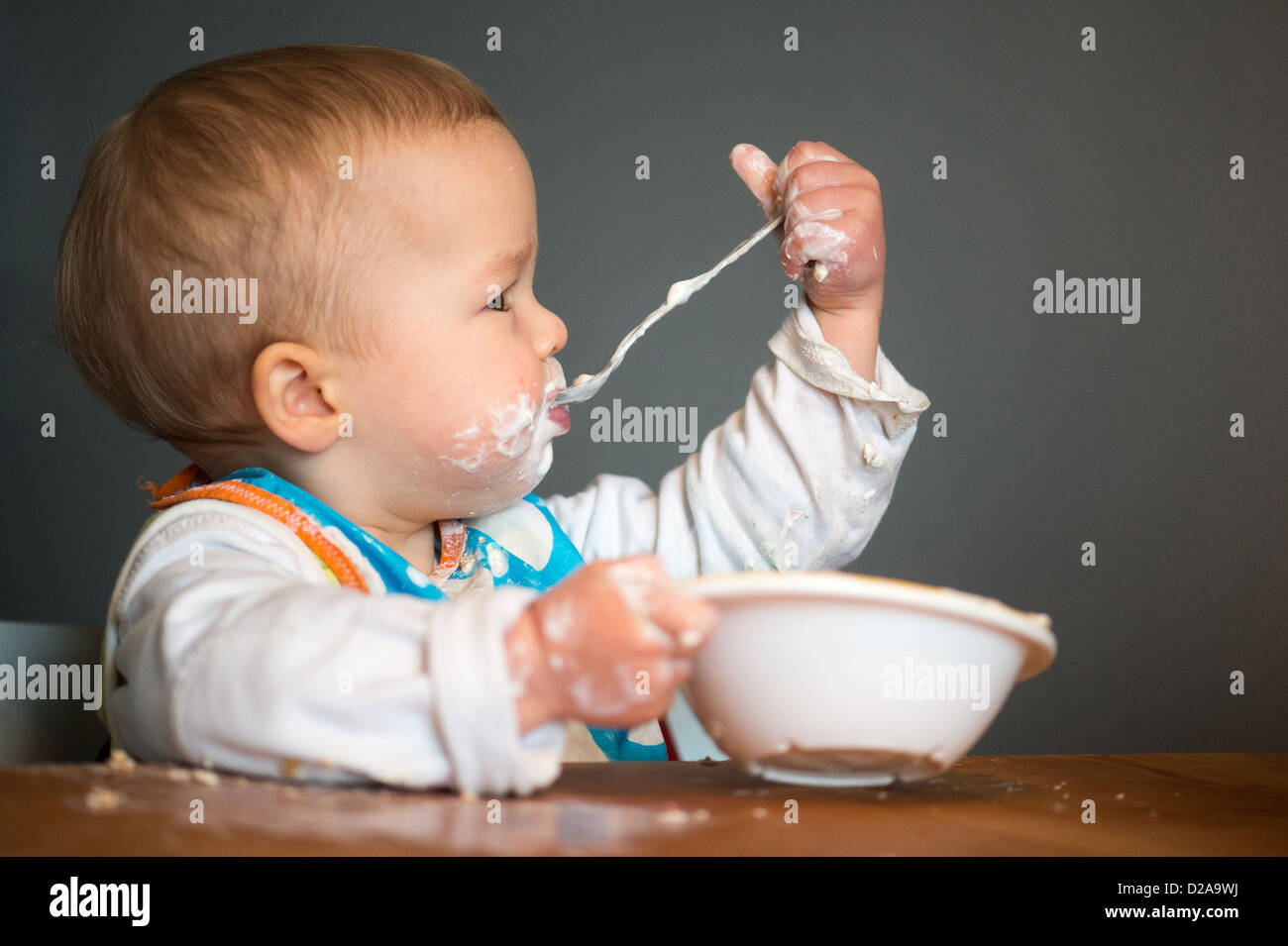 Berlín, Alemania, un niño con Schnute come yogur con una cuchara Foto de stock