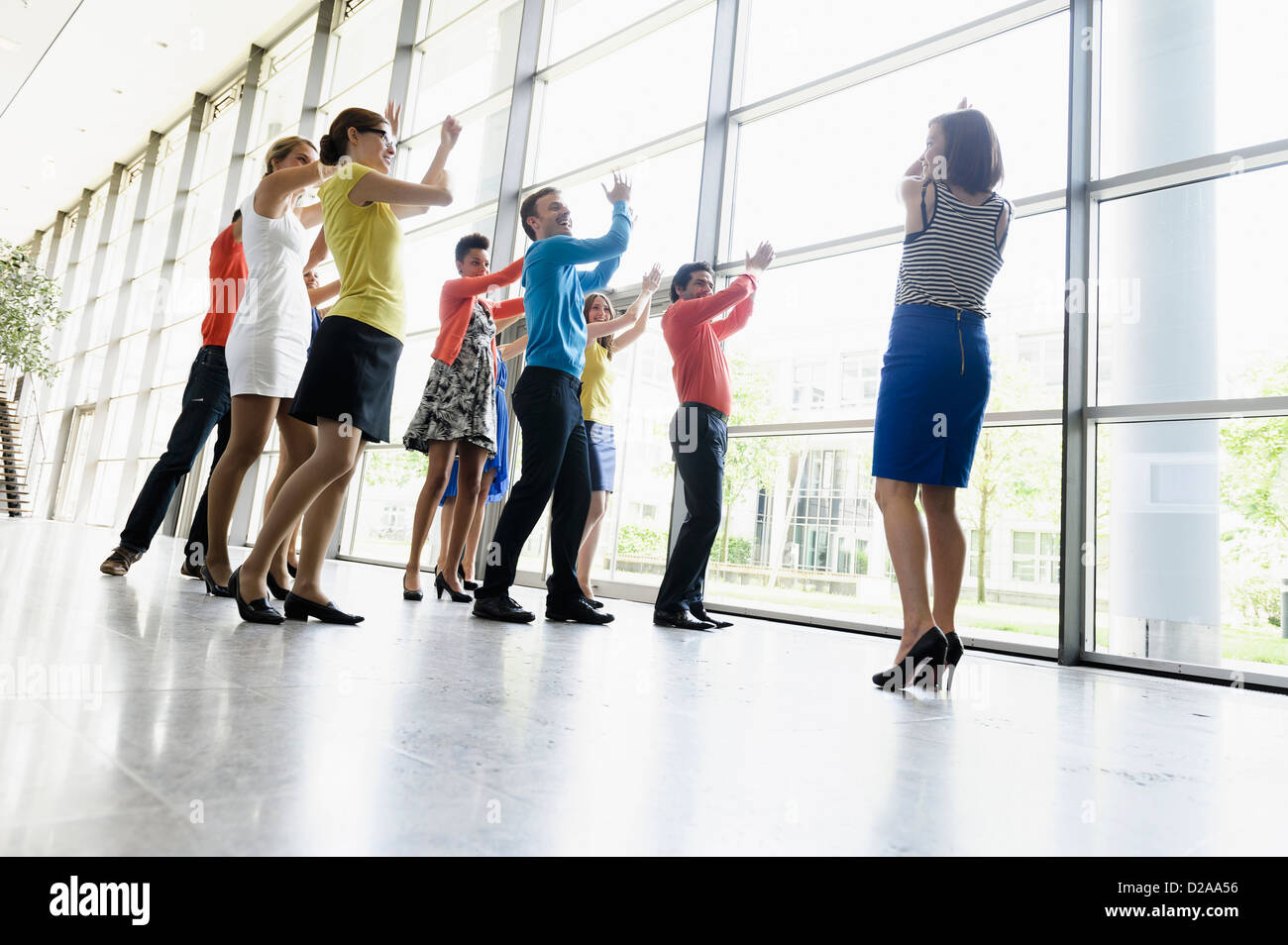 La gente bailando en la oficina de negocios Foto de stock