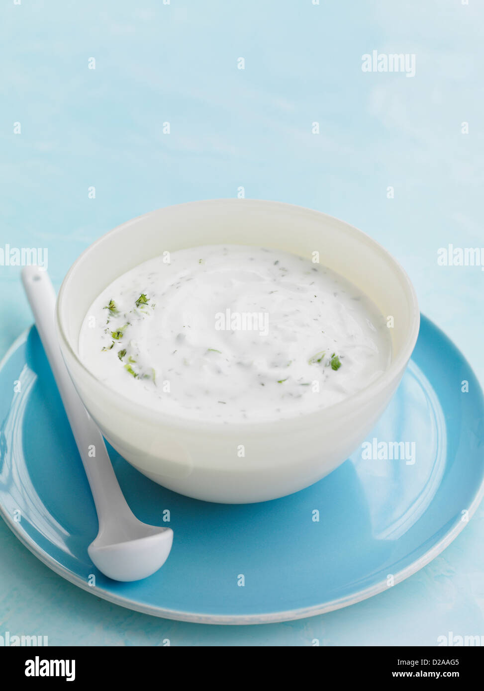 Tazón de herber yogur con una cuchara Foto de stock