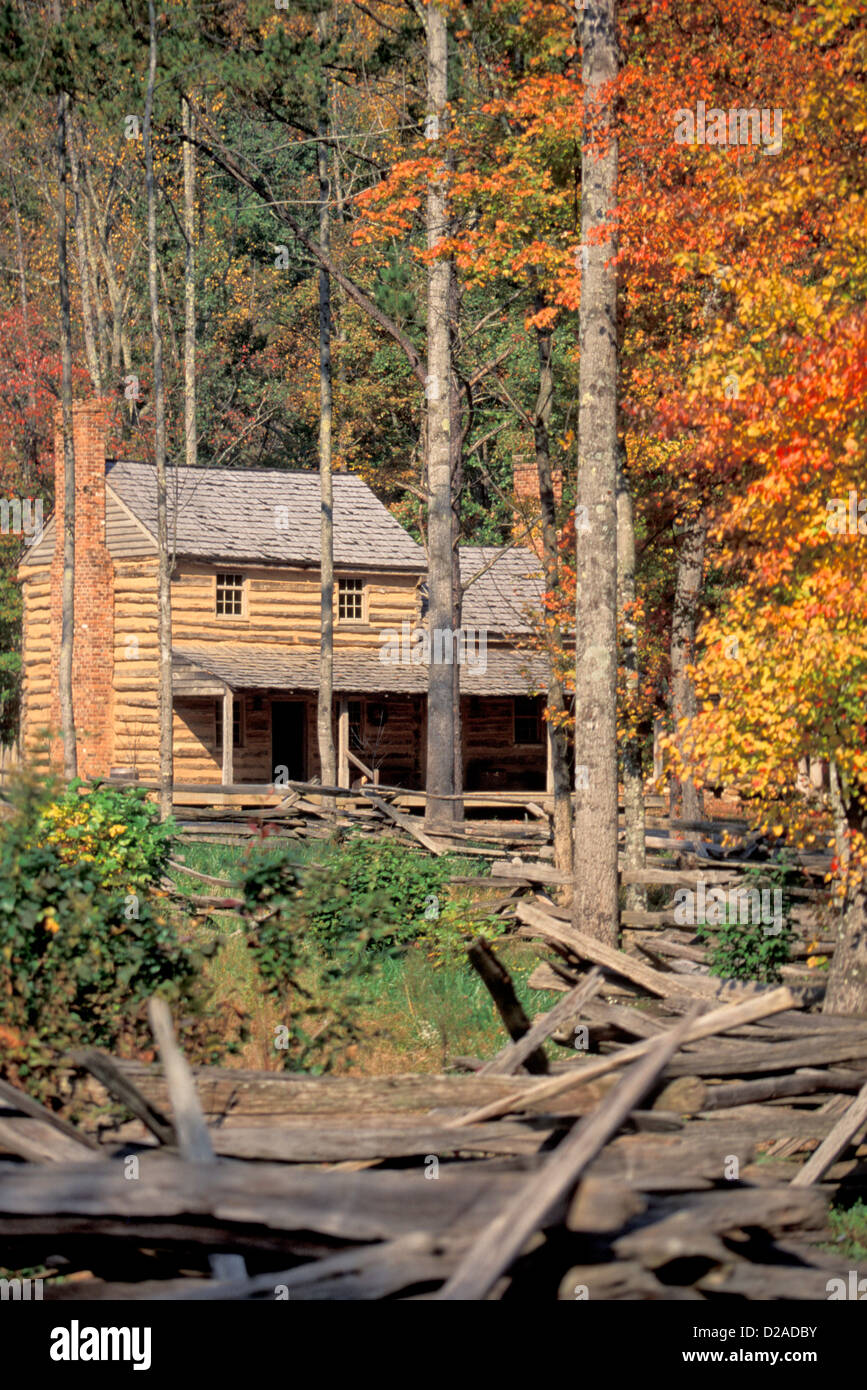 El condado de Roanoke, Virginia. Dos pisos edificio de registro en Explore parque en otoño. Foto de stock