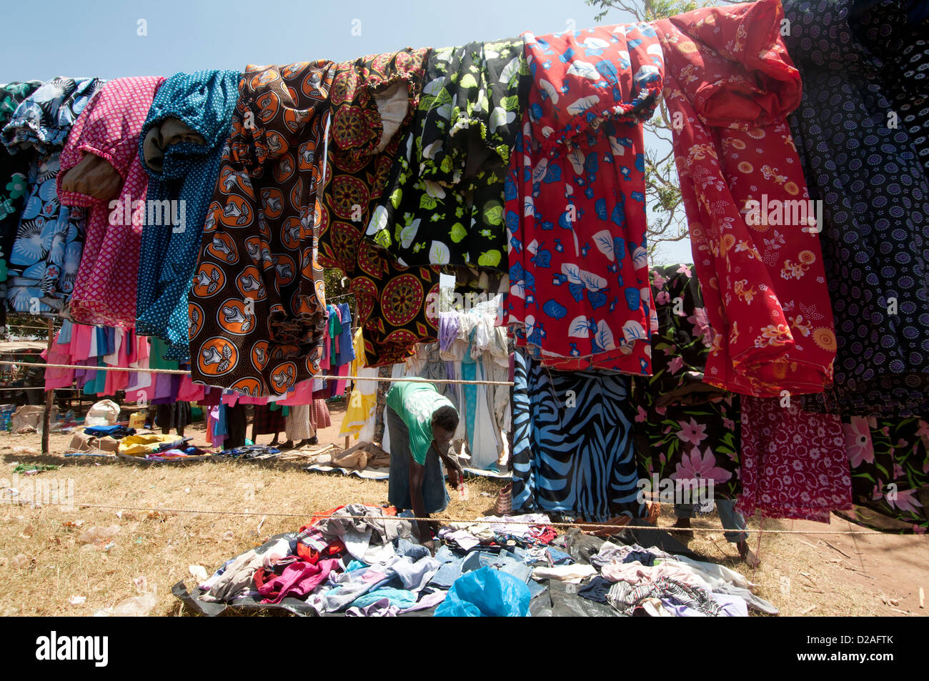 Palenga Village - Mercado semanal de ropa a la venta. El norte de Uganda. Los vestidos hechos en casa Foto de stock