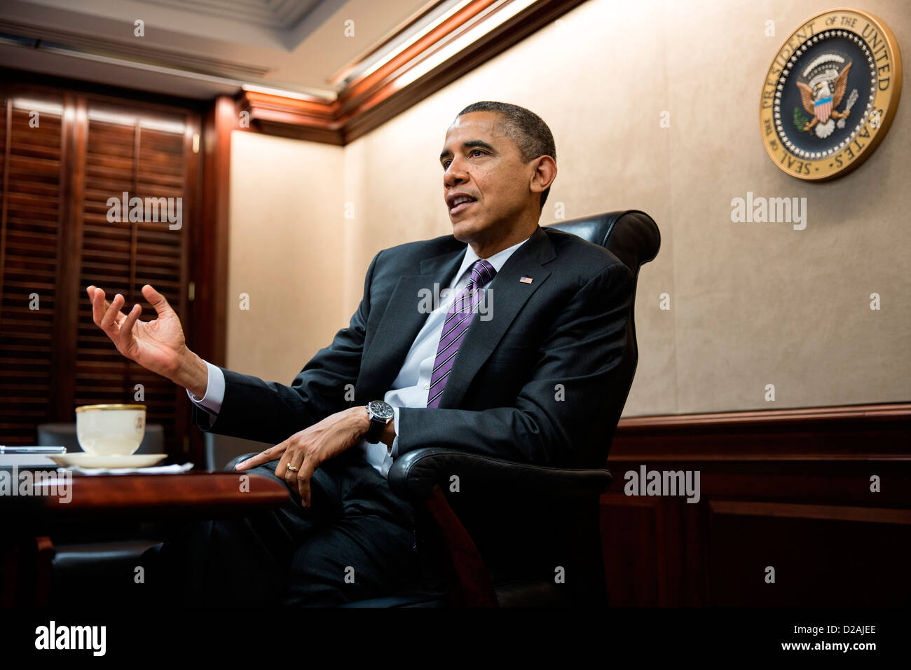 El presidente estadounidense, Barack Obama, tiene una reunión en la Sala de Situación de la Casa Blanca el 7 de diciembre de 2012 en Washington, DC. Foto de stock