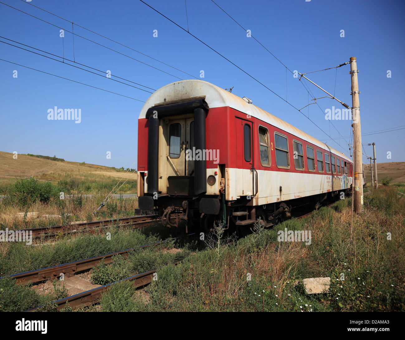 El tren local en el condado de Brasov, Rumania Foto de stock