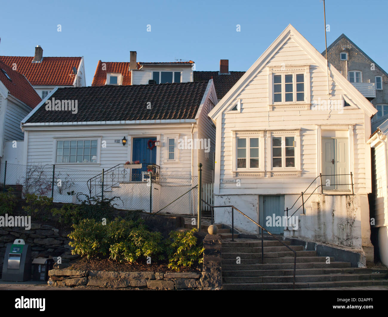 Casas con paneles de madera blanca en el casco antiguo de Stavanger, Noruega, una atracción turística y el funcionamiento correcto de la comunidad local. Foto de stock