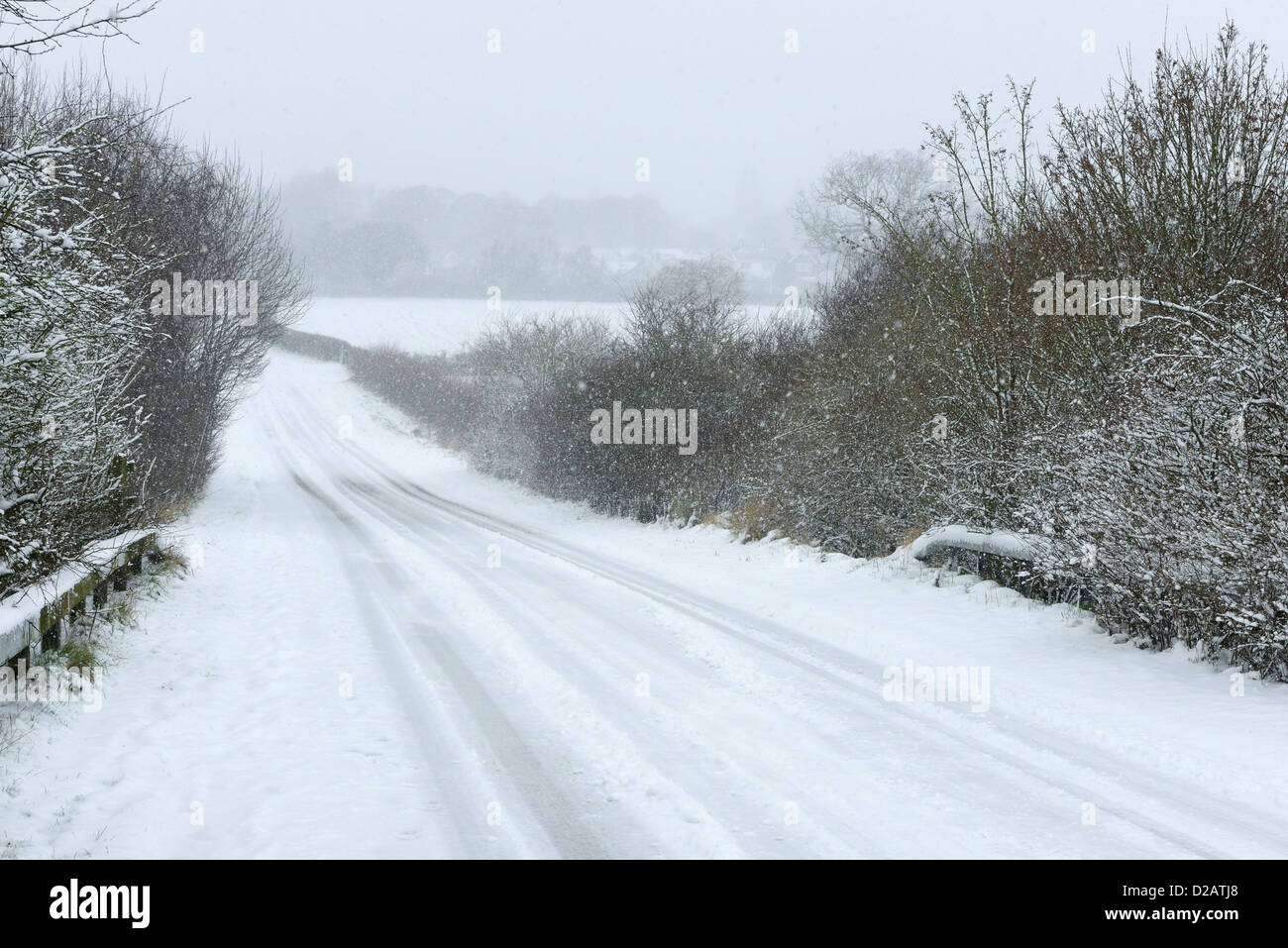 Carretera cubierta de nieve en condiciones invernales extremas UK Foto de stock