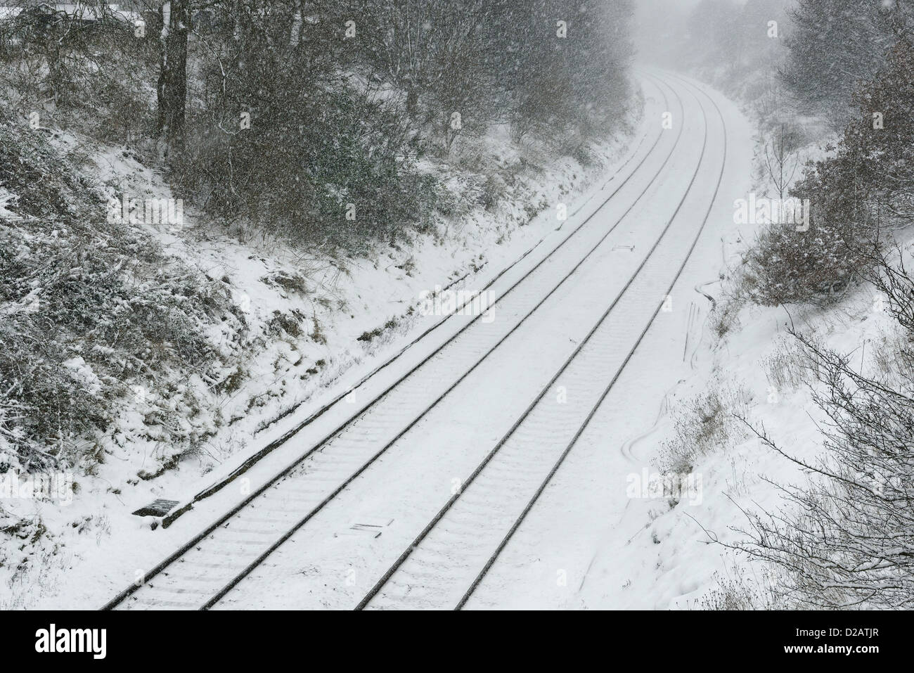 Las vías del ferrocarril, en tiempo de nieve Foto de stock