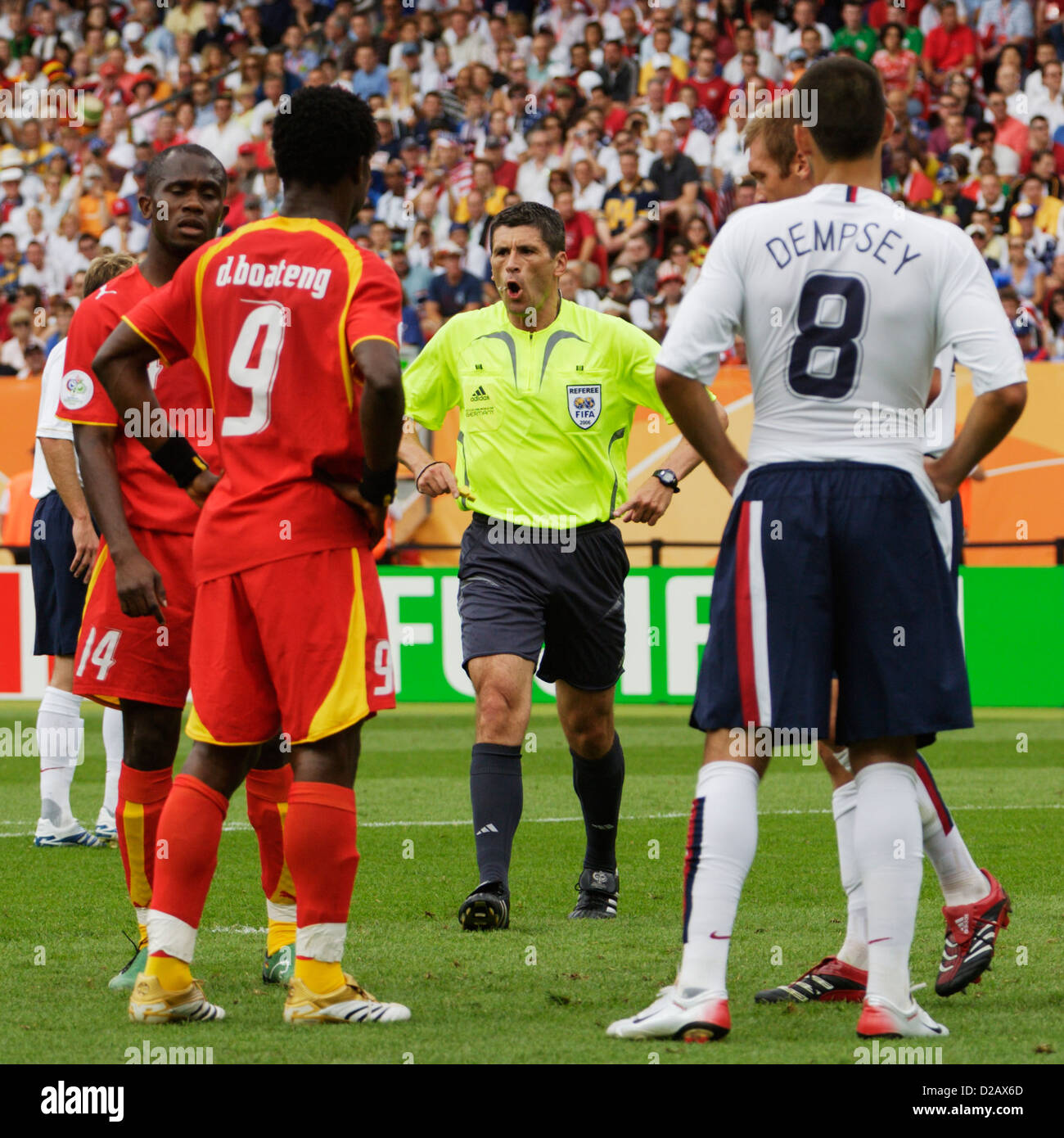 El árbitro Markus Merk (GER) advierte a los jugadores durante la Copa Mundial de la FIFA, Grupo E partido entre Ghana y Estados Unidos. Foto de stock