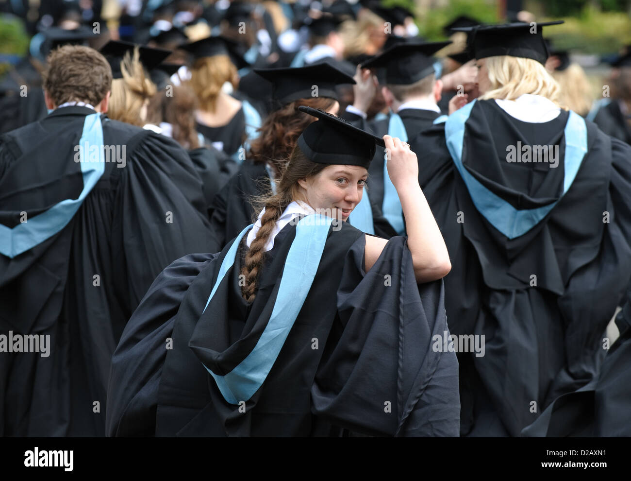 Las estudiantes / graduados en su ceremonia de graduación en la