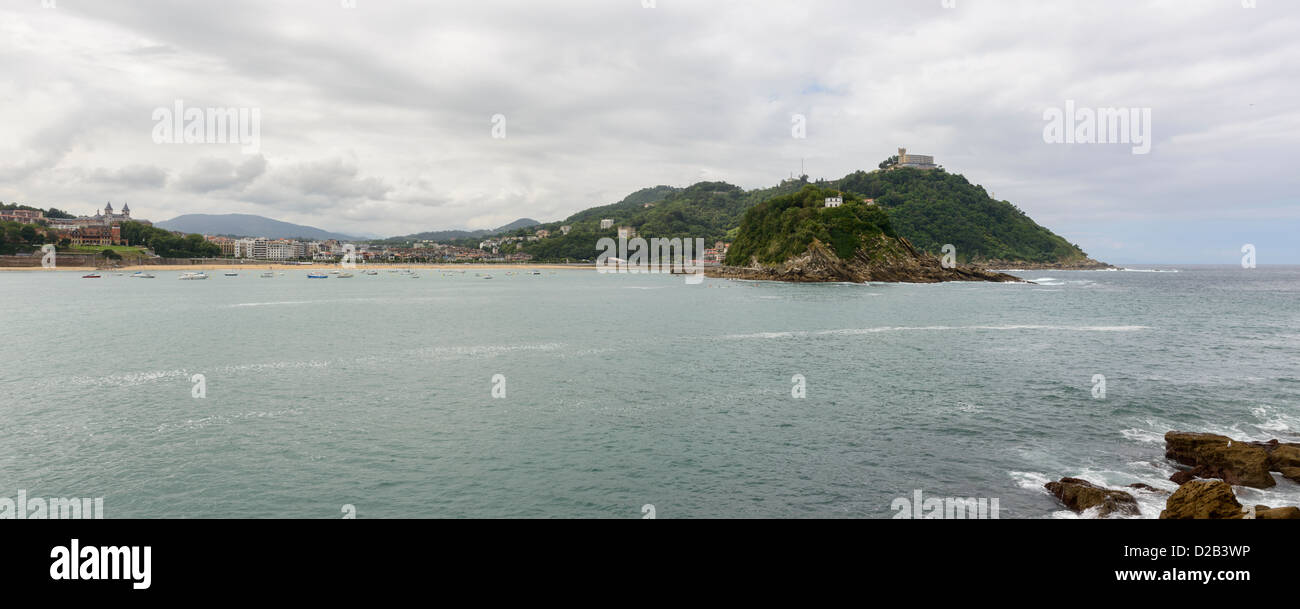 Vistas panorámicas del castillo de montaje (con Kalea Kalea superior) cerca de la playa de La Concha (San Sebastián, España) Foto de stock