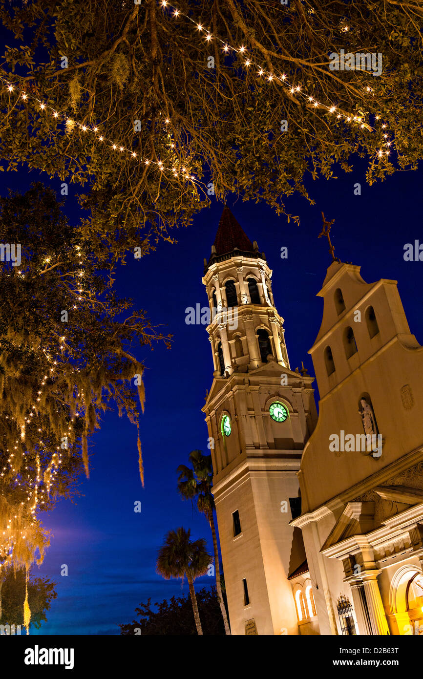 Las luces de Navidad decorar la Catedral Basílica de San Agustín, en San Agustín, Florida. Foto de stock