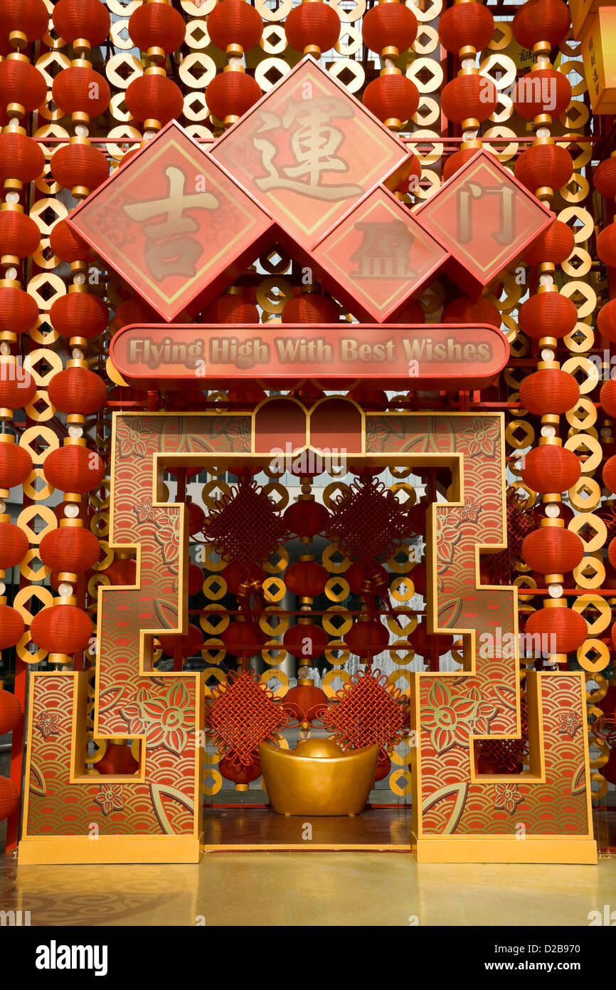 El tradicional rojo farolillos decorando el Año Nuevo Chino Foto de stock