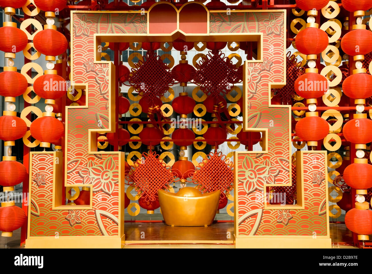 El tradicional rojo farolillos decorando el Año Nuevo Chino Foto de stock