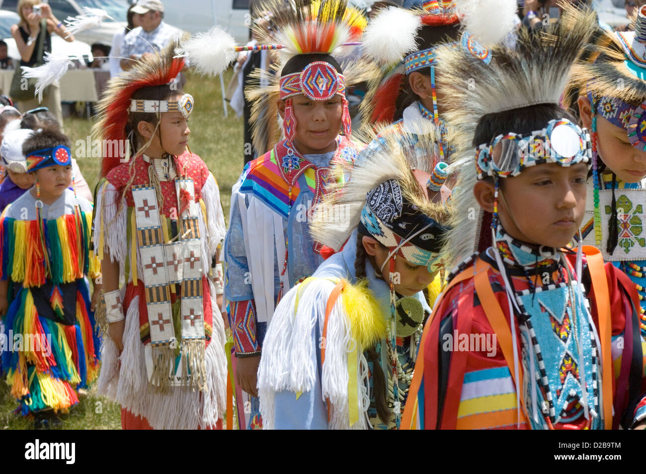 Un encuentro de personas nativas de América del Norte Reunión bailar cantar socializar Honor la cultura india americana de Taos Pueblo Nuevo México Foto de stock