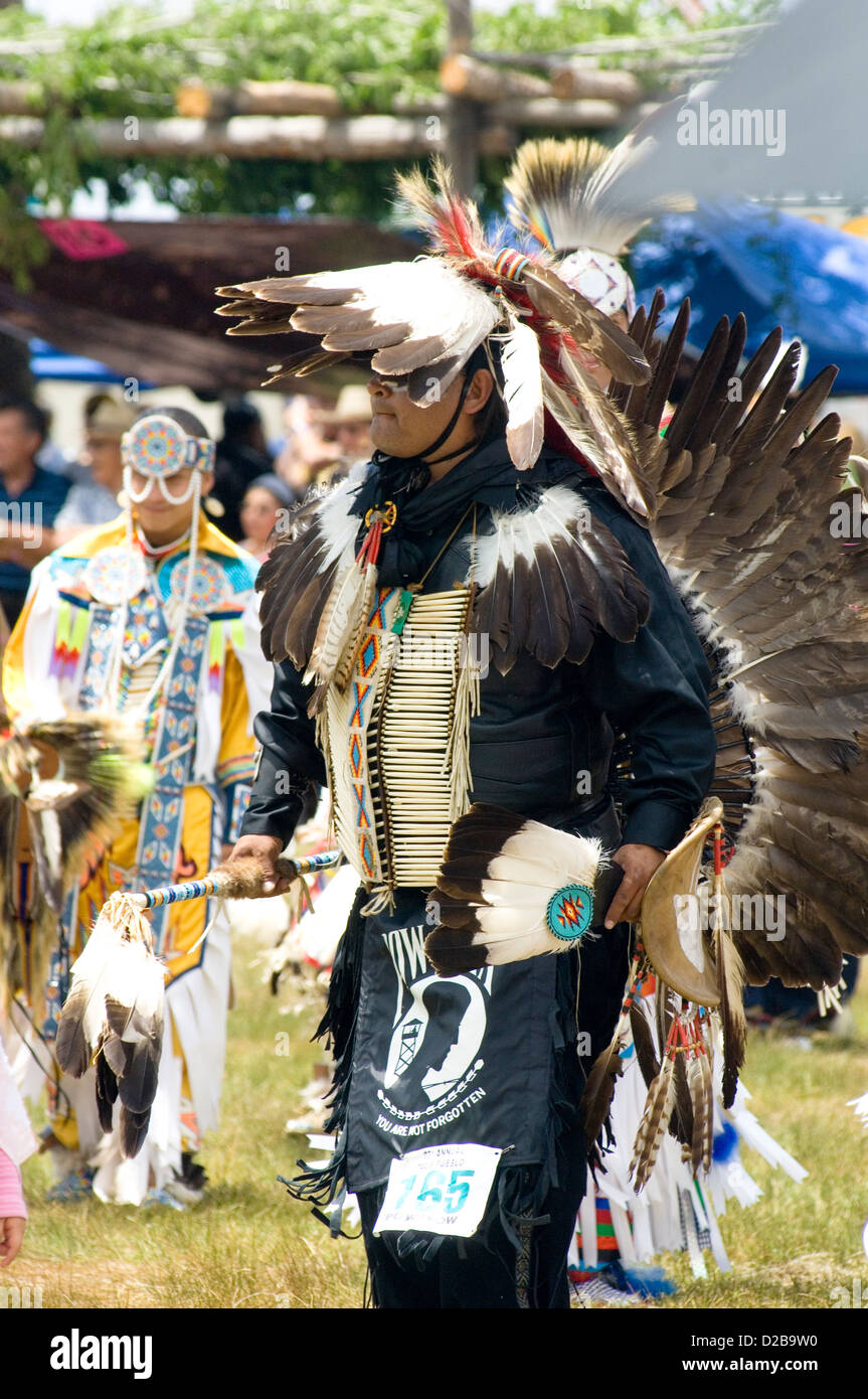 Un encuentro de personas nativas de América del Norte Reunión bailar cantar socializar Honor la cultura india americana de Taos Pueblo Nuevo México Foto de stock