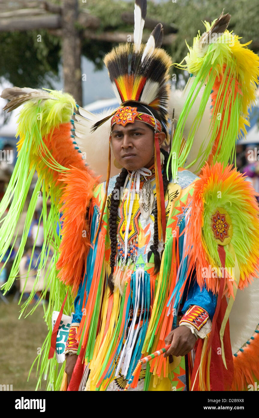 Un encuentro de personas nativas de América del Norte Reunión bailar cantar socializar Honor la cultura india americana de Taos Pueblo Nuevo México Foto de stock