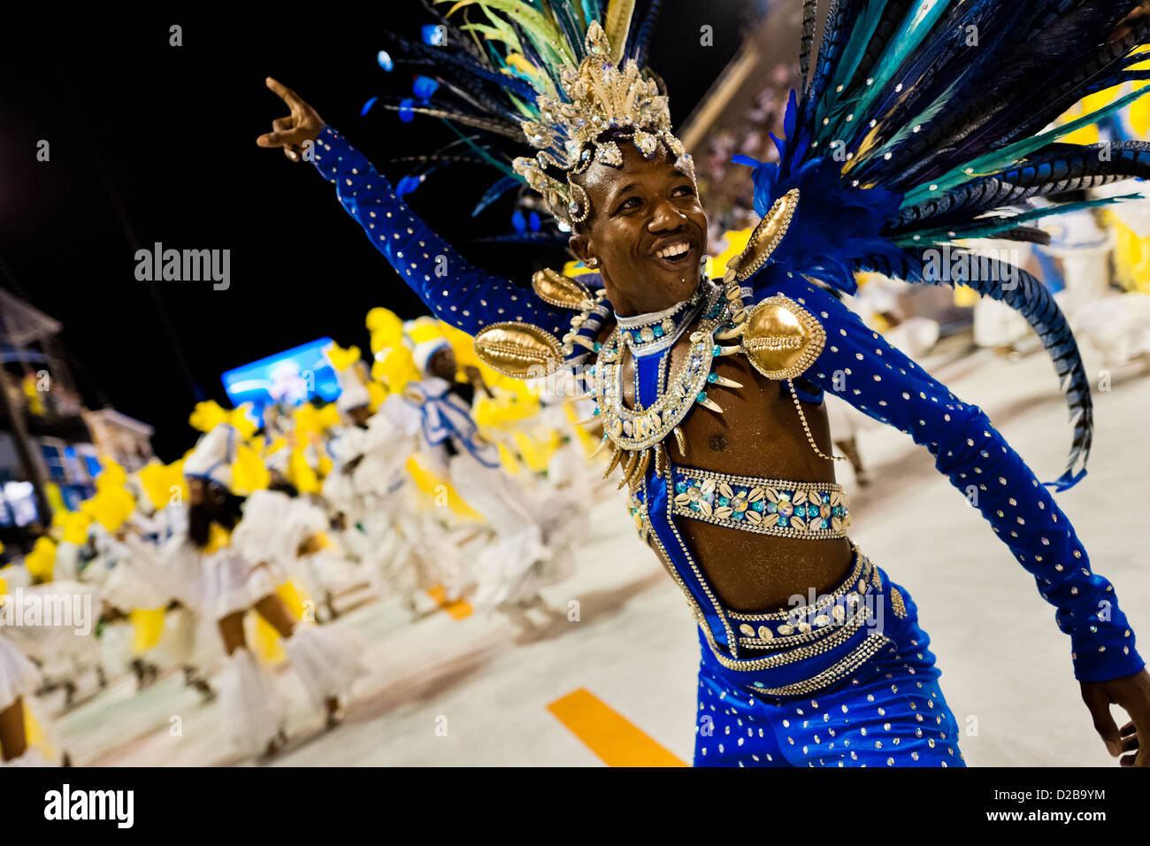 Una escuela de samba bailarina realiza durante el carnaval desfile del  grupo de acceso en el Sambódromo de Río de Janeiro, Brasil Fotografía de  stock - Alamy