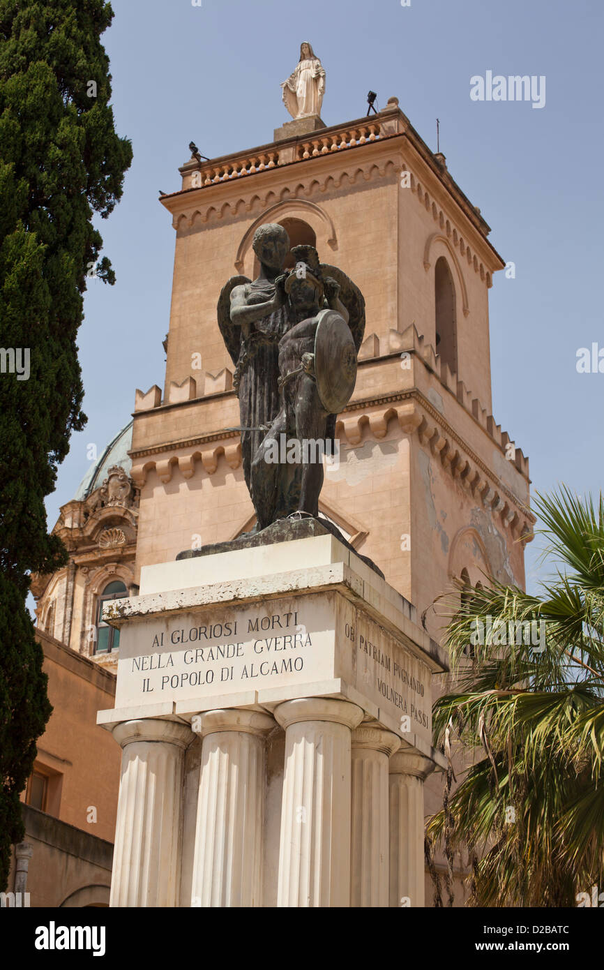La Basílica de Santa María Assunta y la Gran Guerra Memorial en Alcamo, Sicilia. Foto de stock