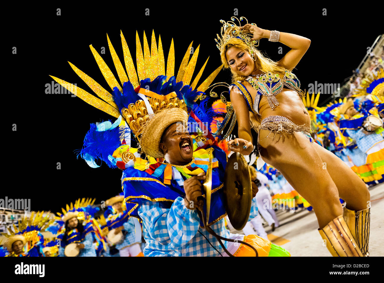 Una escuela de samba bailarina realiza durante el carnaval desfile del  grupo de acceso en el Sambódromo de Río de Janeiro, Brasil Fotografía de  stock - Alamy