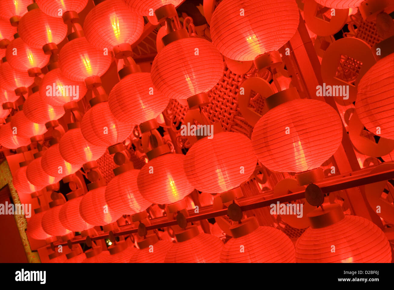 Los tradicionales faroles rojos en la noche de Año nuevo chino Foto de stock