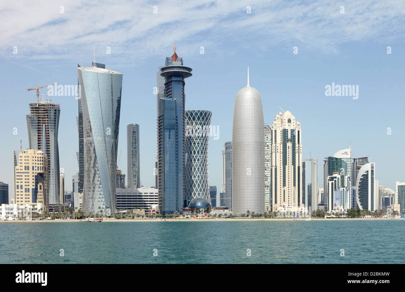 Torres en el Dafna son de Doha, Qatar, visto desde la bahía de Doha. Varios logotipos corportate son visibles Foto de stock