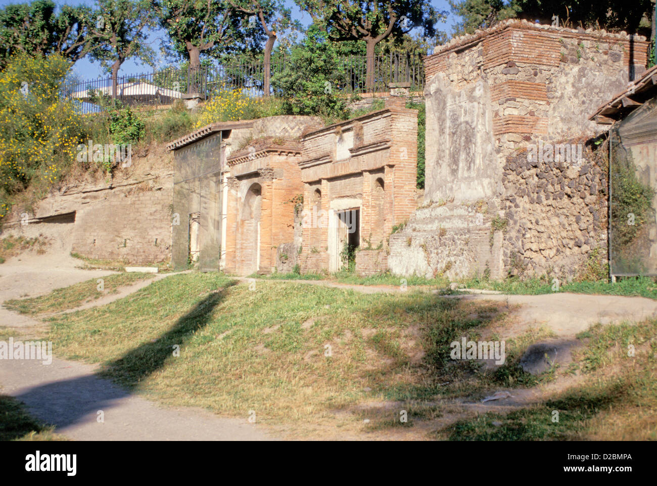 Italia, Campania, Pompeya - La Necrópolis - Exterior de ruinas antiguas Foto de stock