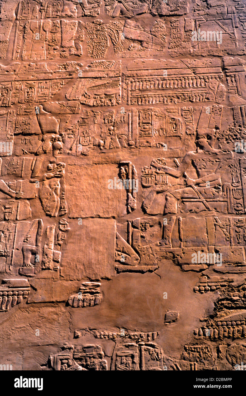 Egipto, Luxor. Las antiguas ruinas de los reyes en el templo de Karnak. Detalle del antiguo artefacto Foto de stock