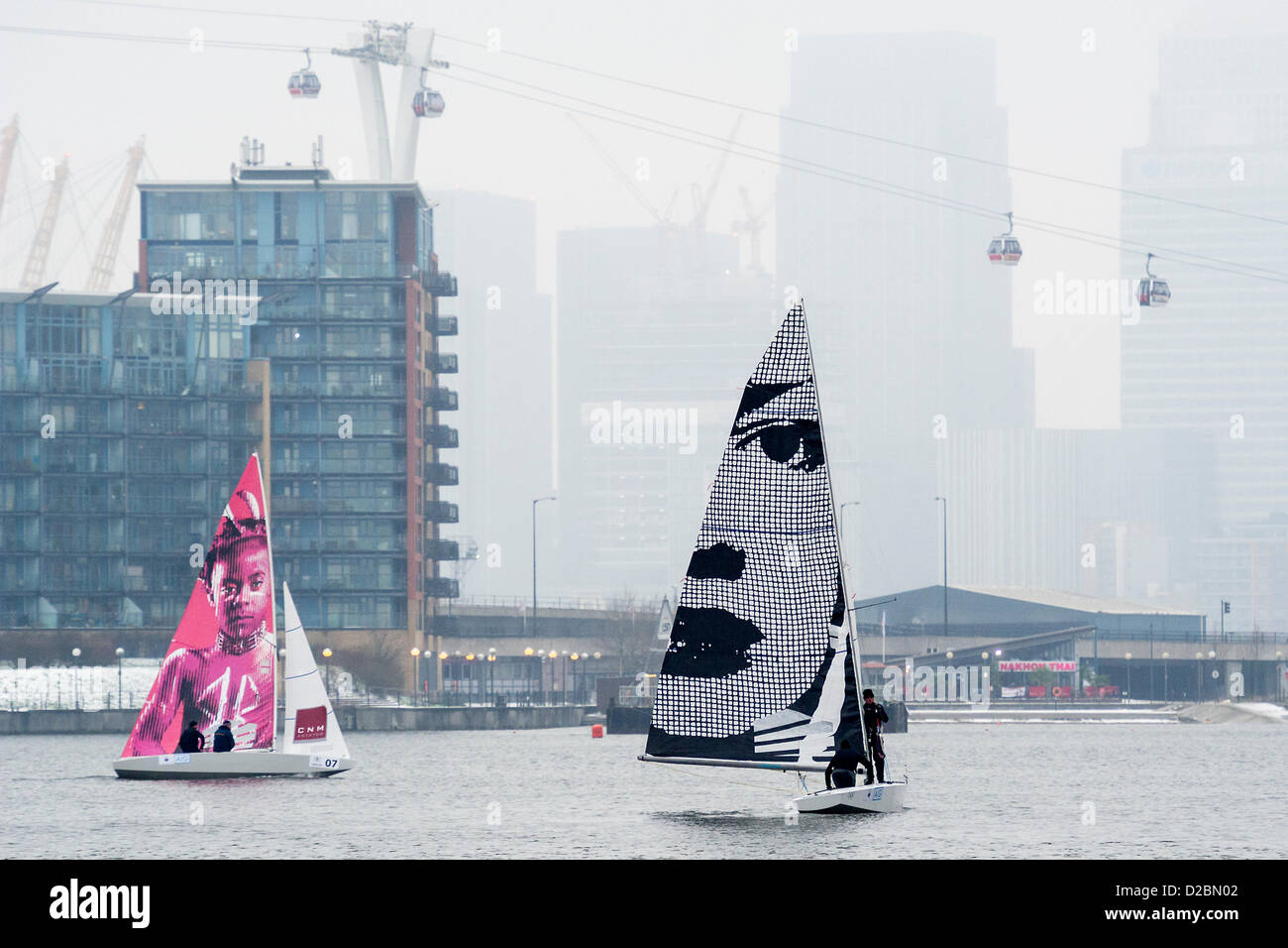 Clase star barcos se corrió por 20 marineros Olímpico y campeón del mundo - incluyendo el triple medallista olímpico Iain Percy, doble medallista olímpico Andrew Simpson, los medallistas olímpicos Pippa Wilson, Ian Walker, Lucas, paciencia y Xavier Rohart . Son botes con velas diseñado por una serie de artistas - Eine (See No Evil), Julian Opie (líneas negras) vela blanca , Goldie (rosa navegar con cara) y David Begbie (FACE) en blanco y negro. Esta es la primera vez que la vela y el arte se ha reunido en una serie de match racing. El London Boat Show, el centro Excel, Docklands, Londres, Reino Unido el 19 de enero de 2013. Foto de stock