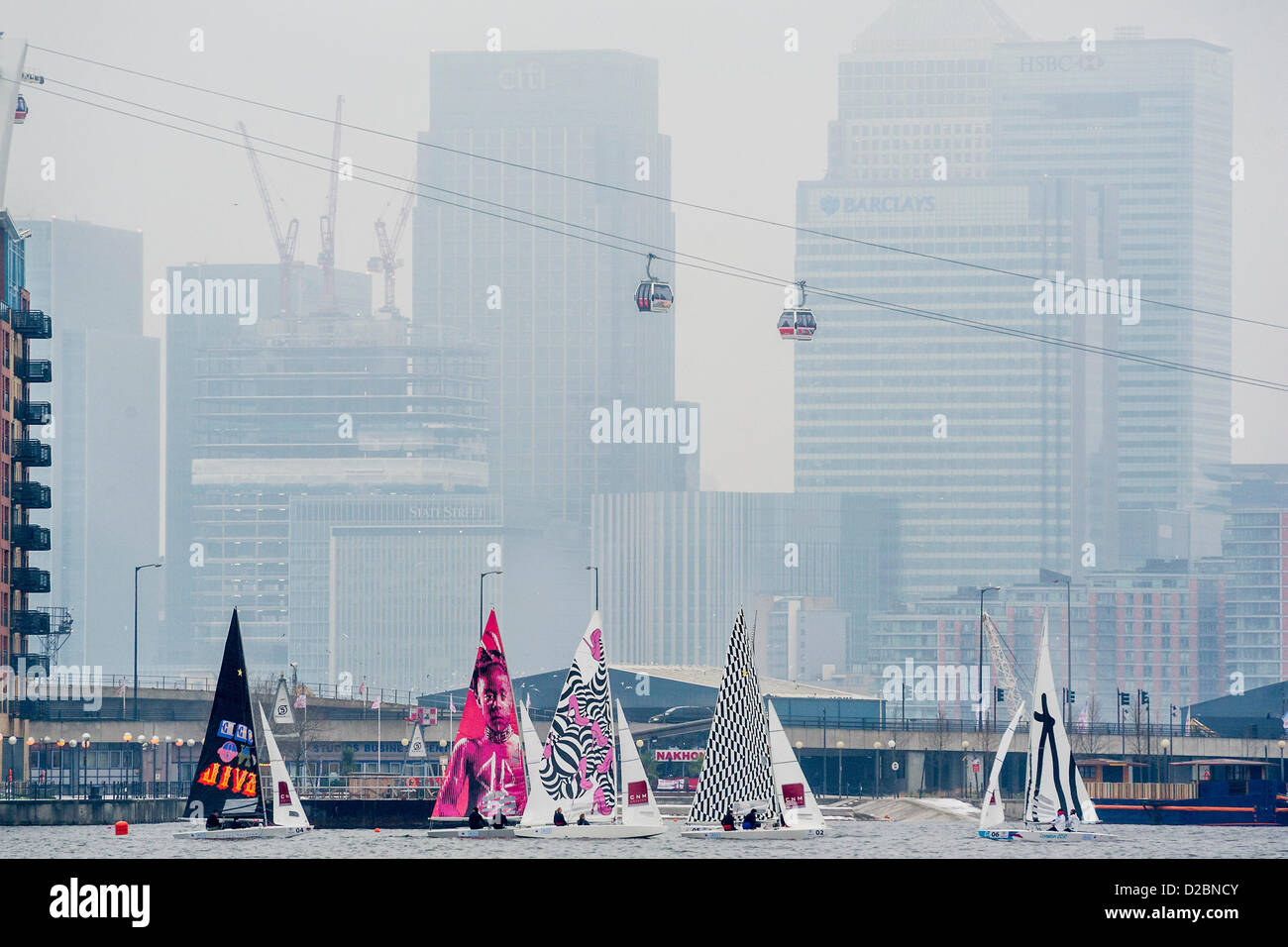 Clase star barcos se corrió por 20 marineros Olímpico y campeón del mundo - incluyendo el triple medallista olímpico Iain Percy, doble medallista olímpico Andrew Simpson, los medallistas olímpicos Pippa Wilson, Ian Walker, Lucas, paciencia y Xavier Rohart . Son botes con velas diseñado por una serie de artistas - Eine (See No Evil), Julian Opie (líneas negras) vela blanca , Goldie (rosa navegar con cara) y David Begbie (FACE) en blanco y negro. Esta es la primera vez que la vela y el arte se ha reunido en una serie de match racing. El London Boat Show, el centro Excel, Docklands, Londres, Reino Unido el 19 de enero de 2013. Foto de stock