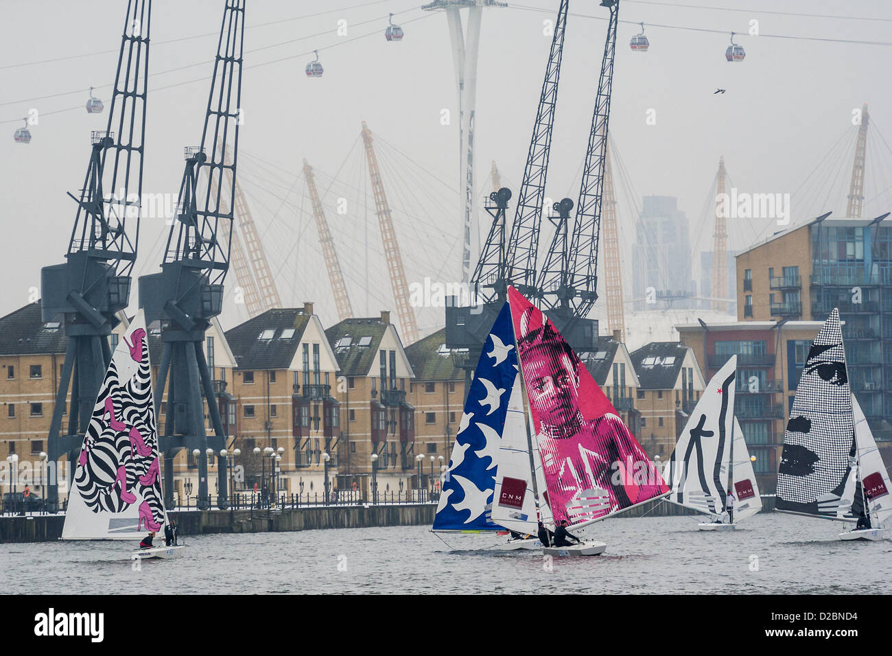 Clase star barcos se corrió por 20 marineros Olímpico y campeón del mundo - incluyendo el triple medallista olímpico Iain Percy, doble medallista olímpico Andrew Simpson, los medallistas olímpicos Pippa Wilson, Ian Walker, Lucas, paciencia y Xavier Rohart . Son botes con velas diseñado por una serie de artistas - Eine (See No Evil), Julian Opie (líneas negras) vela blanca , Goldie (rosa navegar con cara) y David Begbie (FACE) en blanco y negro. Esta es la primera vez que la vela y el arte se ha reunido en una serie de match racing. El London Boat Show, el centro Excel, Docklands, Londres, Reino Unido el 19 de enero de 2013. Foto de stock