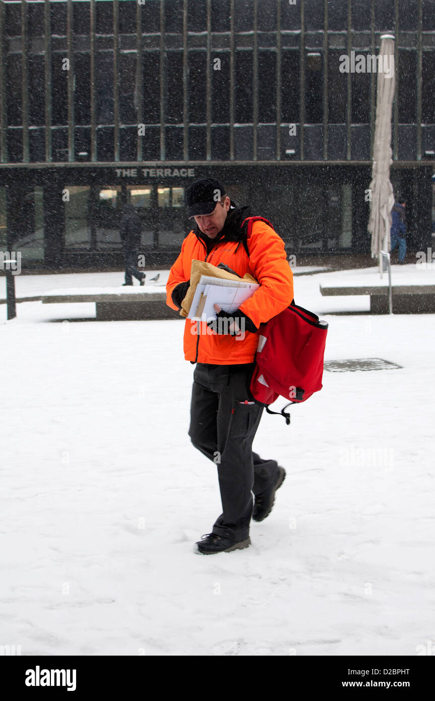 Cartero en tiempo de nieve, centro de la ciudad de Coventry, Reino Unido Foto de stock