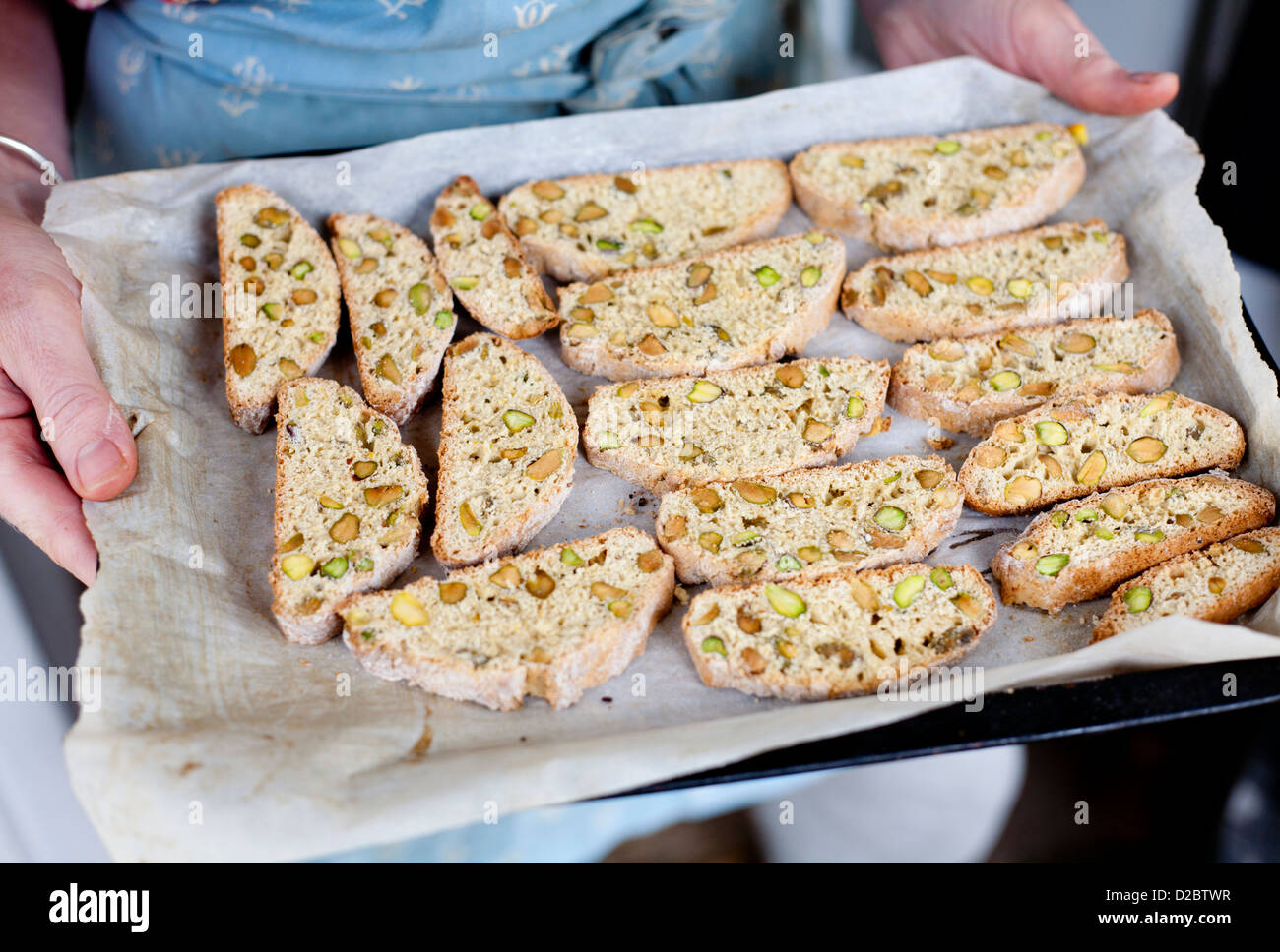 Biscotti. Con sabor a pistacho galletas caseras en una bandeja para hornear de mano fresco de microondas Foto de stock