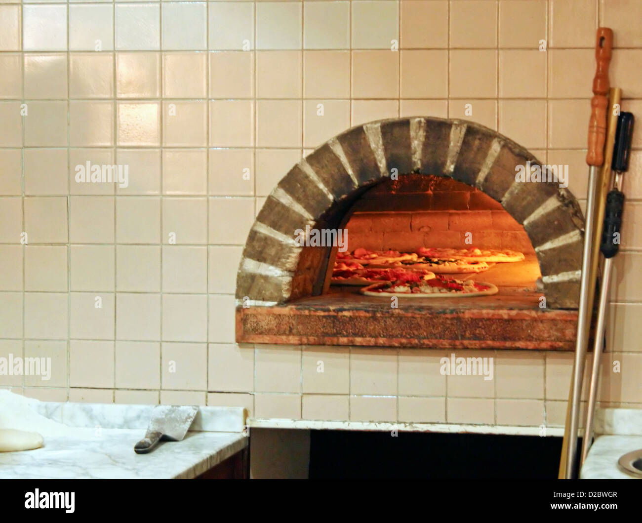 Para hornear horno artesano de una auténtica pizza napolitana Fotografía de  stock - Alamy