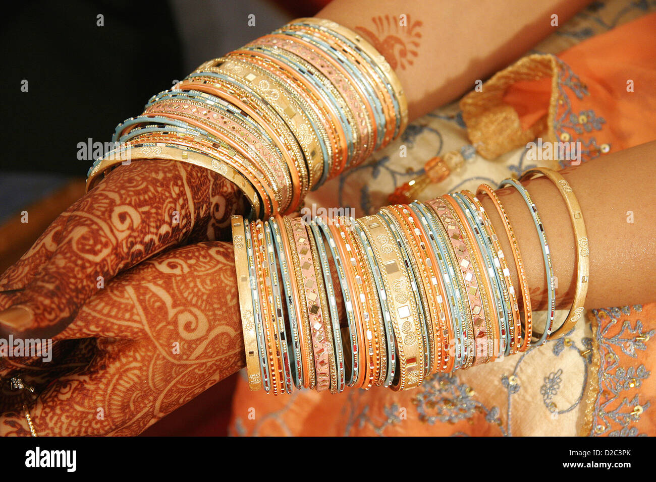 Indios Gujarati chica tiene sus manos pintadas con Mehndi y desgastado numerosos brazaletes en su boda Gujarati indio, India Foto de stock
